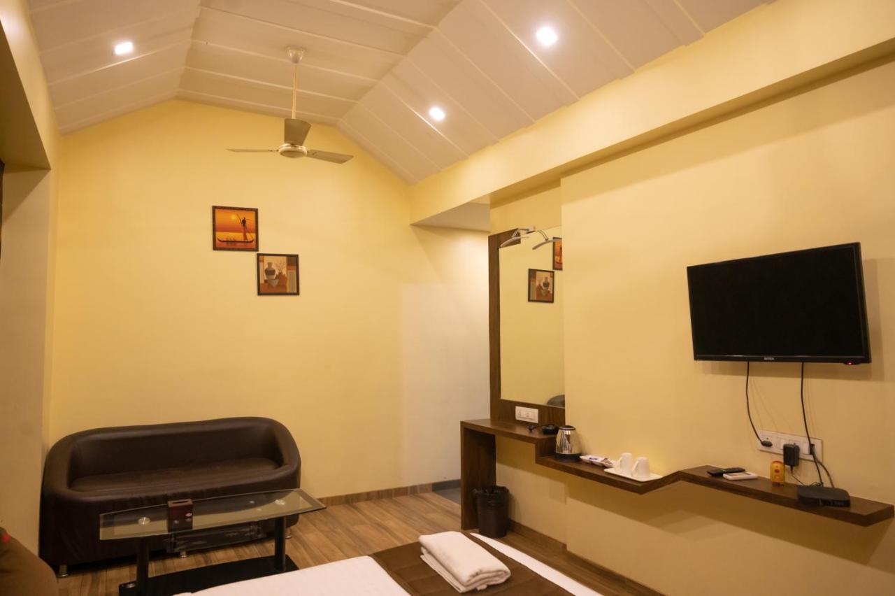 Hotel Vijaya Hill View Residency à Navi Mumbai Extérieur photo