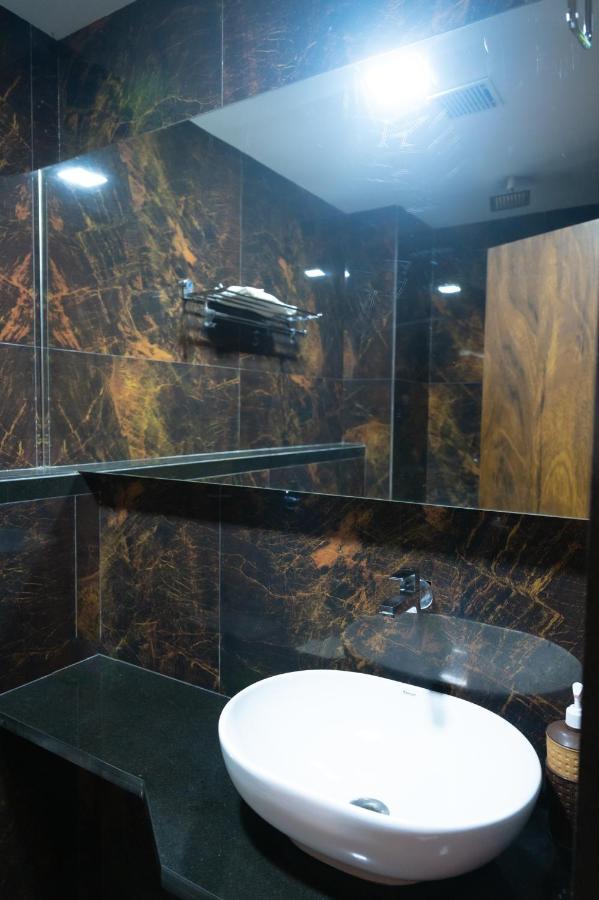 Hotel Vijaya Hill View Residency à Navi Mumbai Extérieur photo