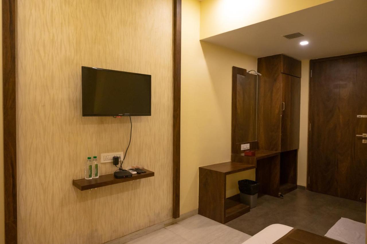 Hotel Vijaya Hill View Residency à Navi Mumbai Extérieur photo